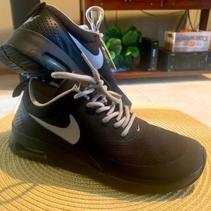 Big boys sz 4y Nike Air black with white